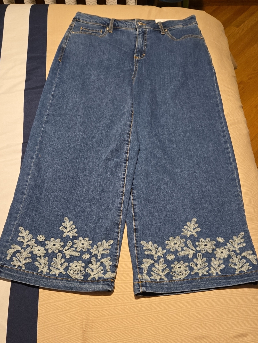 Style & CO Embroidered Wide-Leg  Blue Denim Cropped High Rise Jeans